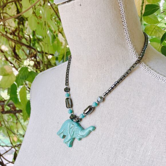 Vintage Howlite Gemstone Elephant Pendant Necklace Boho Hematite Jewelry Figural - Picture 5 of 10